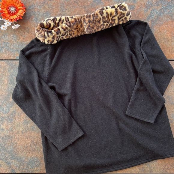 black sweater with cheetah collar - Picture 5 of 5